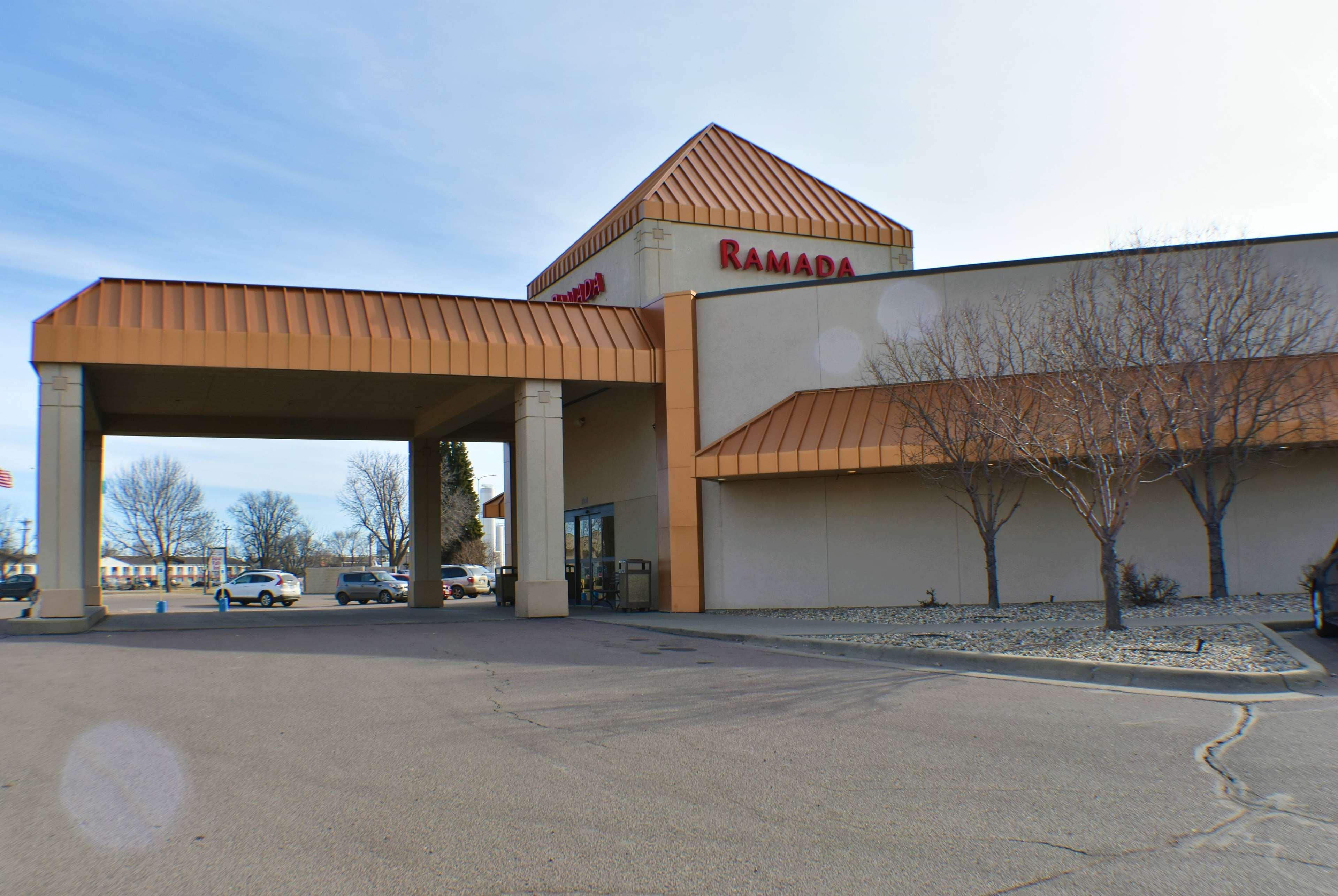 Ramada By Wyndham Sioux Falls Airport - Waterpark Resort & Event Center Exterior photo