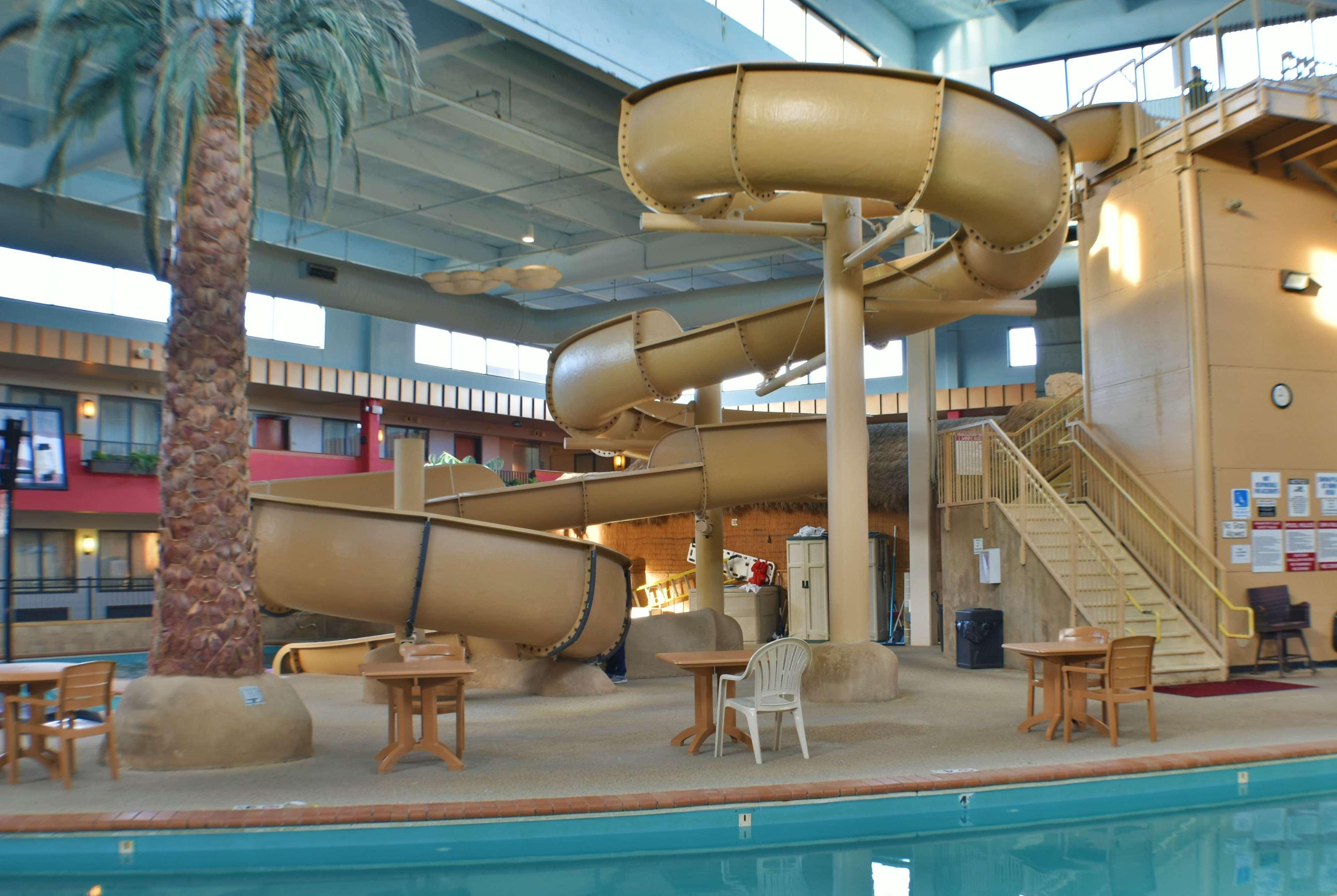 Ramada By Wyndham Sioux Falls Airport - Waterpark Resort & Event Center Exterior photo