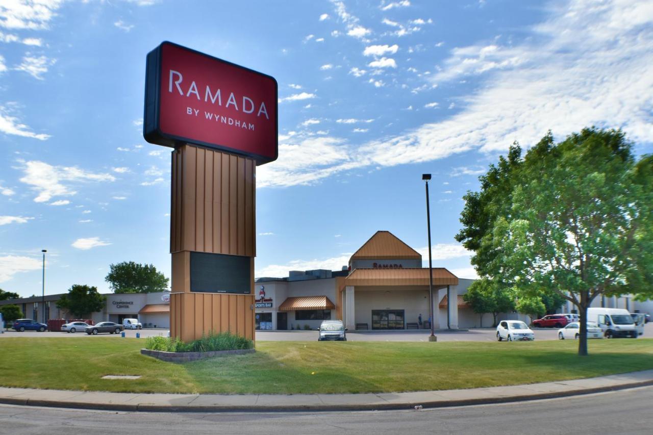 Ramada By Wyndham Sioux Falls Airport - Waterpark Resort & Event Center Exterior photo