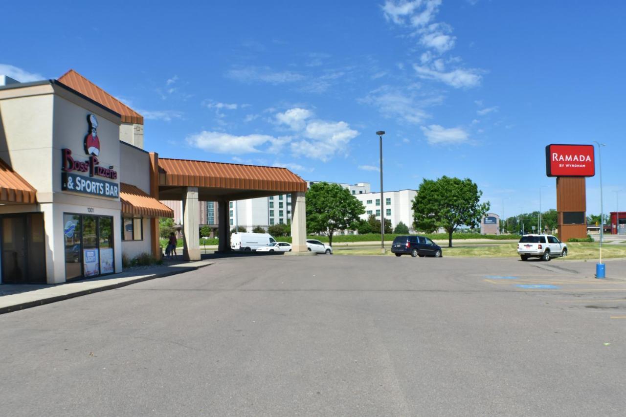 Ramada By Wyndham Sioux Falls Airport - Waterpark Resort & Event Center Exterior photo